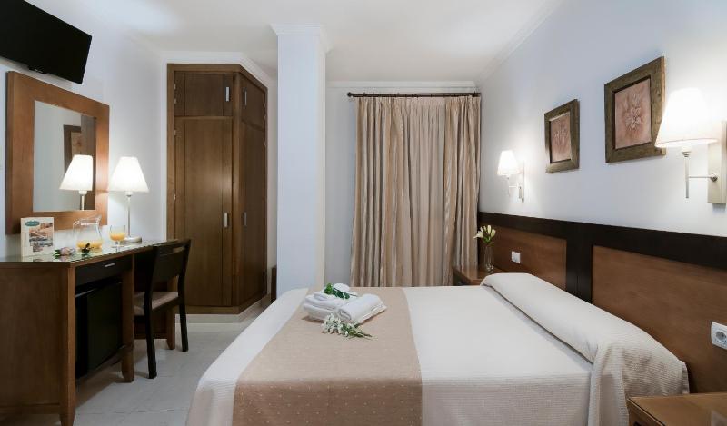 Double Room image 3