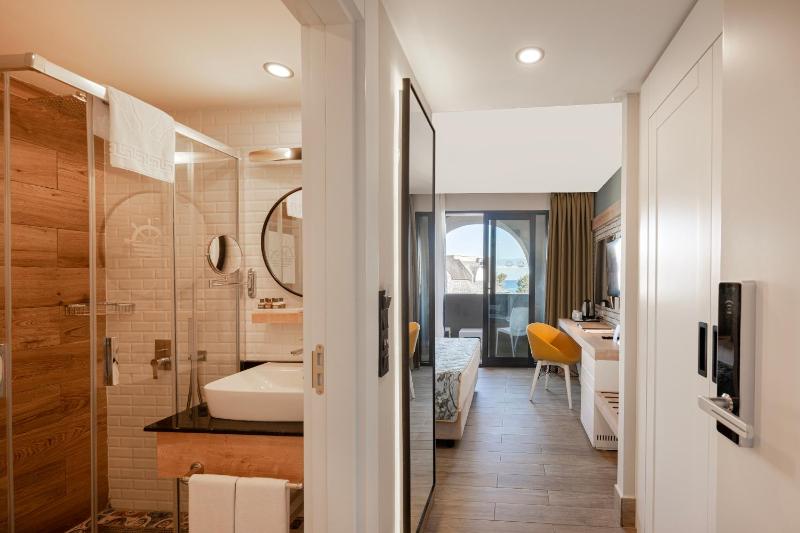Standard Double or Twin Room image 3