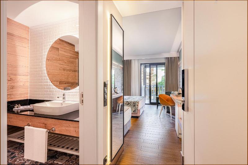 Superior Triple Room image 4