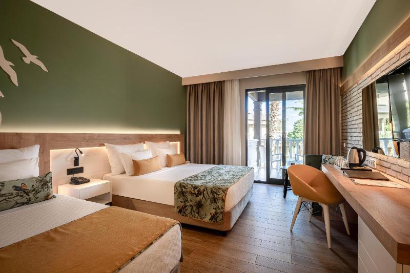 Superior Triple Room image 3