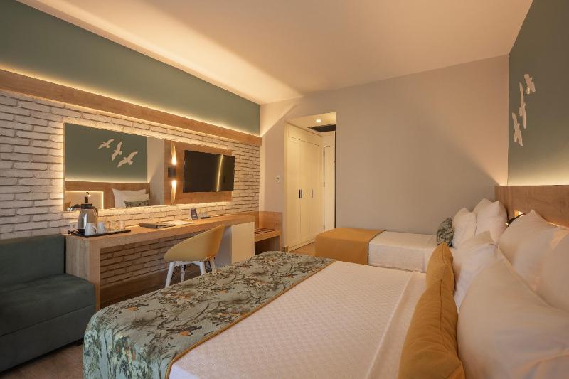 Superior Triple Room image 1