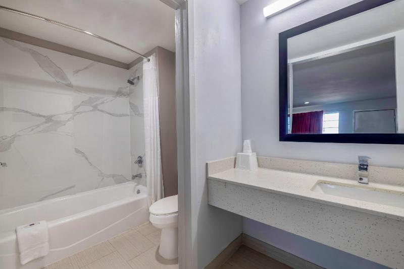 King Room with Roll-in Shower - Disability Access - smoking image 1