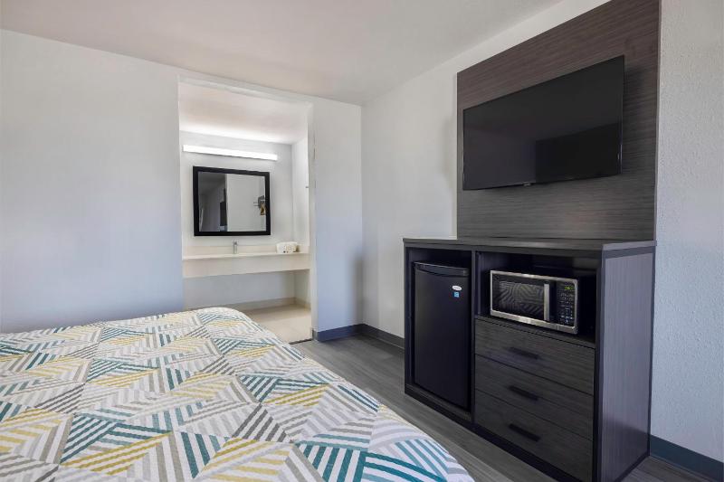 King Room with Roll-in Shower - Disability Access - smoking image 4