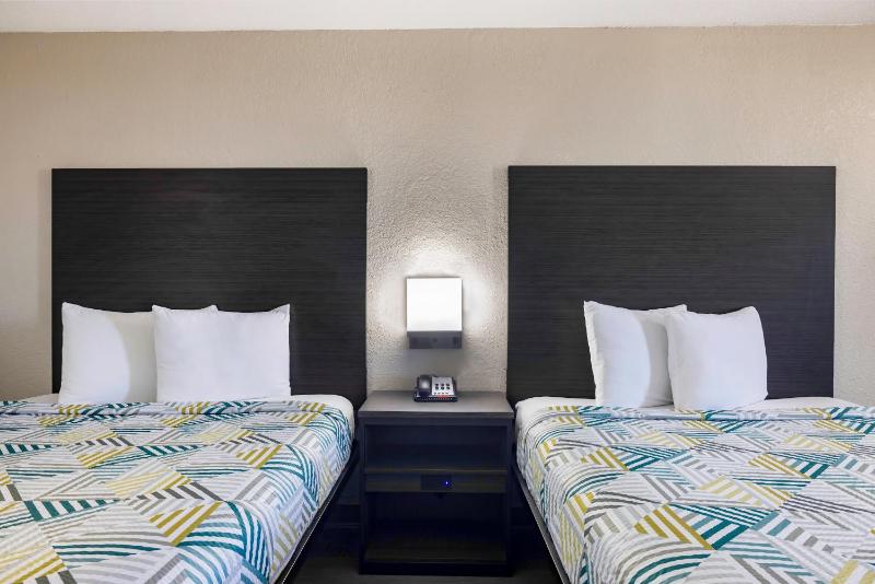 Queen Room with Two Queen Beds - Smoking image 2