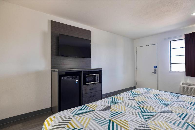 King Room - Disability Access - Non-Smoking image 4