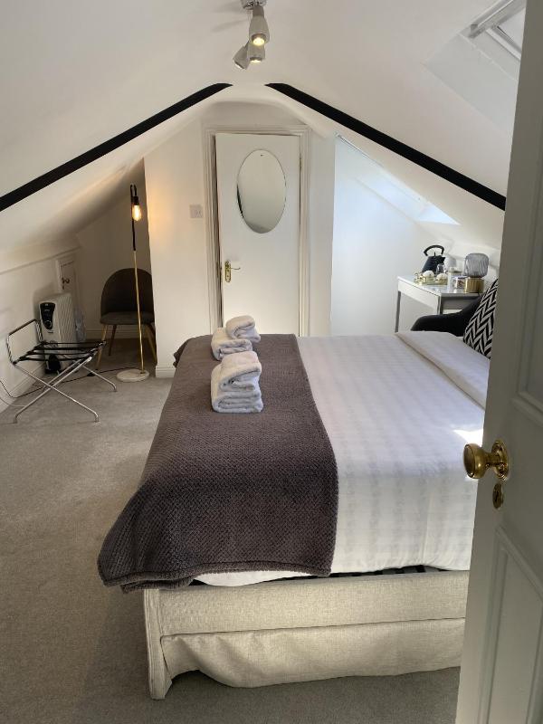 Standard Double Room image 3