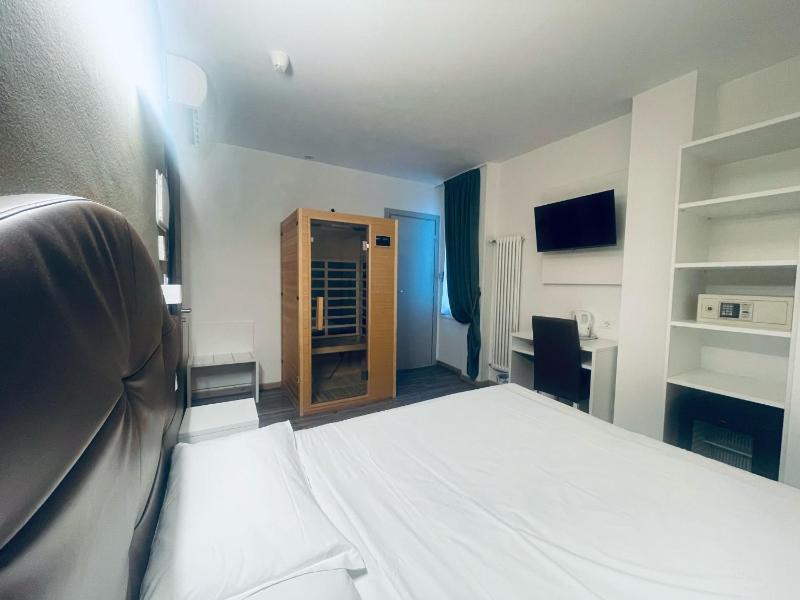 Hotel Holiday- Alla Finestrella - image 9