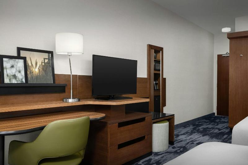 Queen Room with Two Queen Beds and Adapted Tub - Mobility and Hearing Accessible image 4