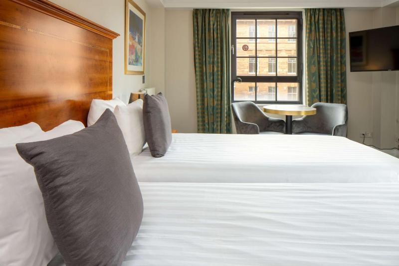 Standard Twin Room image 3