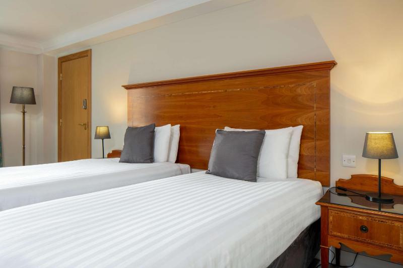 Standard Twin Room image 4