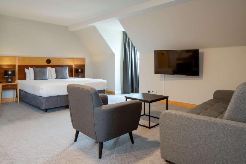 Superior Double Room with Sofa Bed image 3