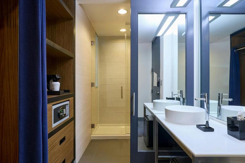 Aloft Deluxe, Larger Guest room, 1 King image 3