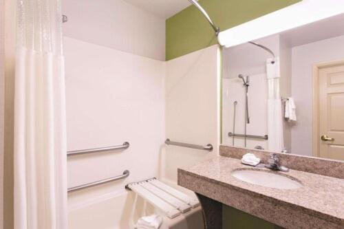 La Quinta Inn & Suites by Wyndham Tampa Bay Area-Tampa South - image 14