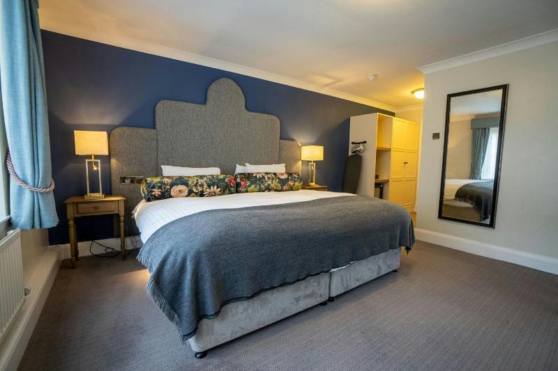 Superior King Room with Courtyard View image 1