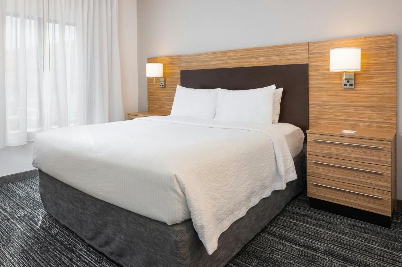 One-Bedroom King Suite with Sofa Bed image 4