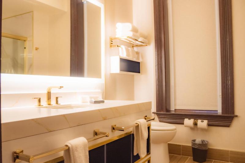 King Suite image 3