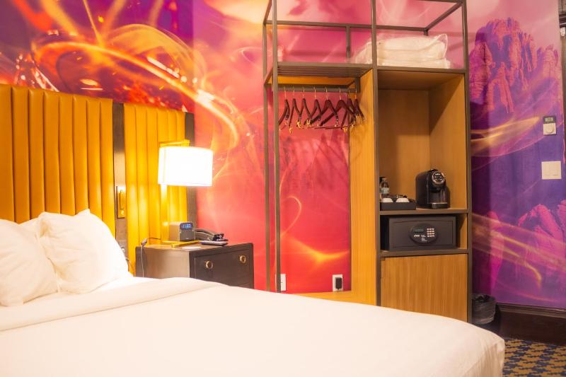 Queen Room image 2