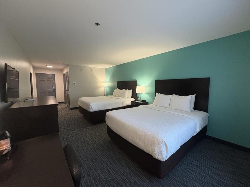 Queen Room with Two Queen Beds - Non-Smoking image 3