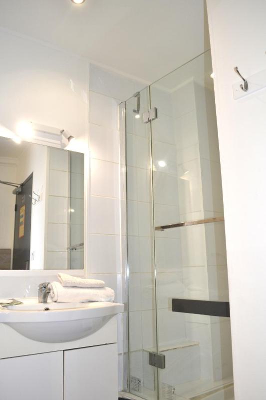 Economy Double Room with Shared Toilet image 3