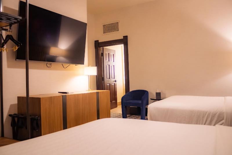 Deluxe Queen Room with Two Queen Beds image 4