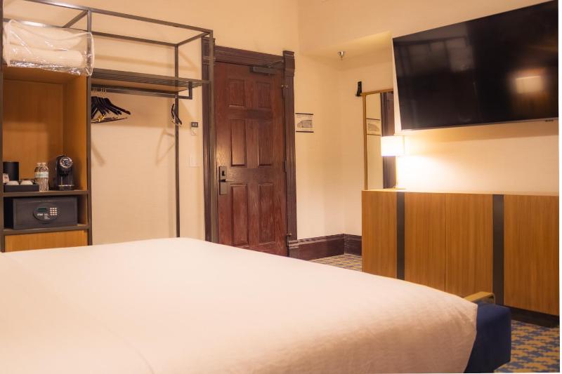 Superior King Room image 3