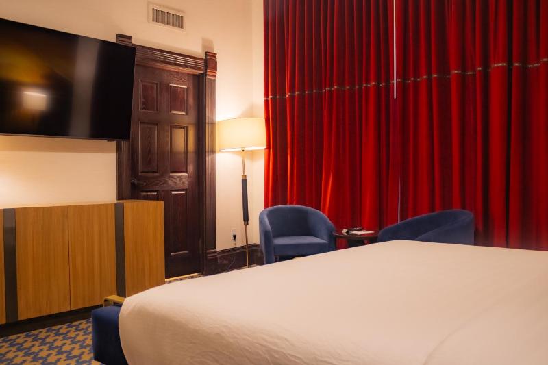 Superior King Room image 4