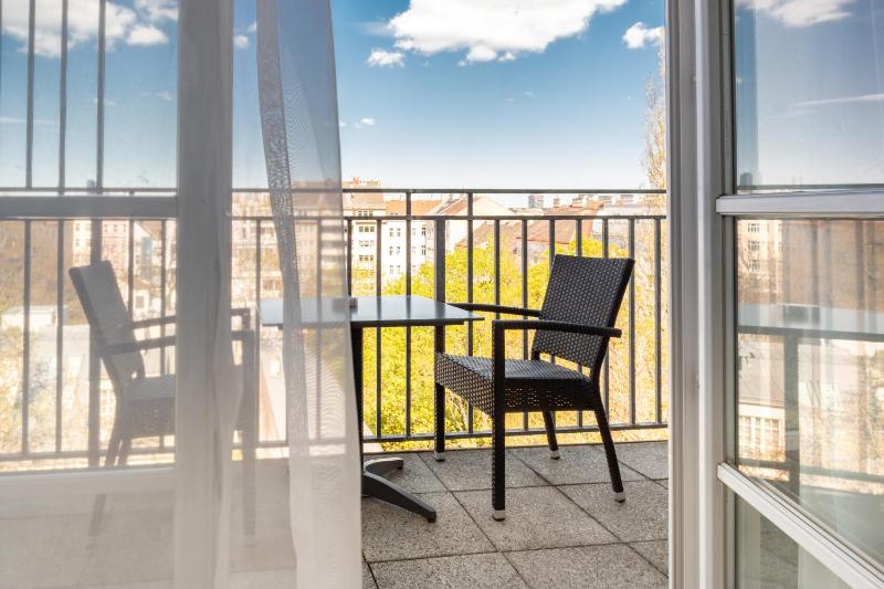 Standard Single Room with Balcony and Garden View image 2