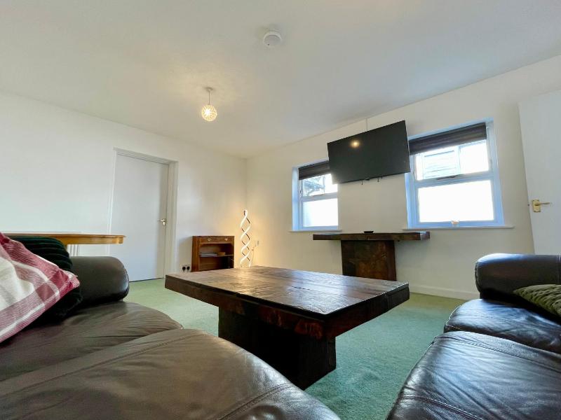 Vernon Place town centre Vernon Cottage 3-bed with parking 1A Vernon Court 2-bed with parking 1B studio no parking off the High Street next to Sandford Park - image 49