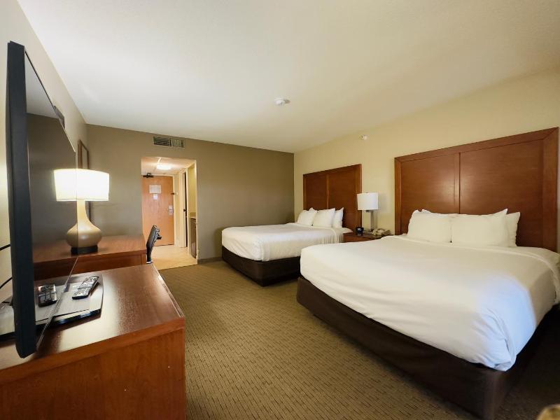 Queen Room with Two Queen Beds - Non-Smoking image 2
