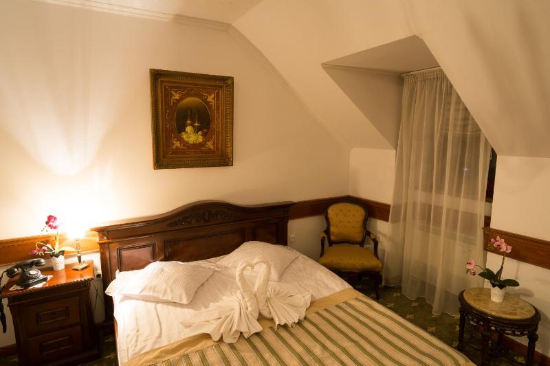Double or Twin Room image 4
