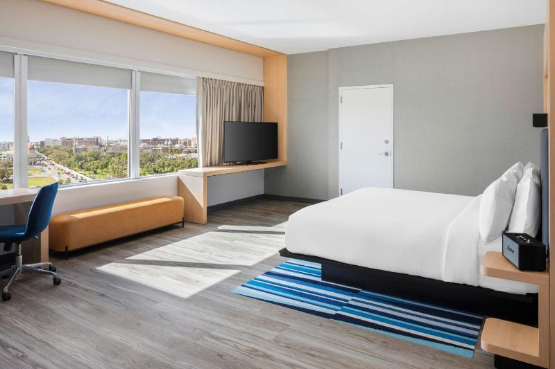 Presidential Suite, 1 King, River view, High floor, Balcony image 3