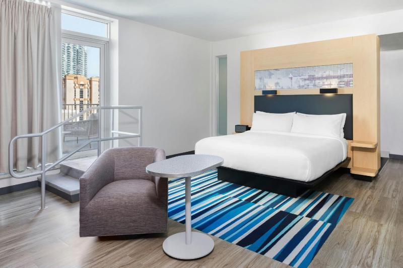 Suite, 1 King, City view, High floor, Balcony image 3