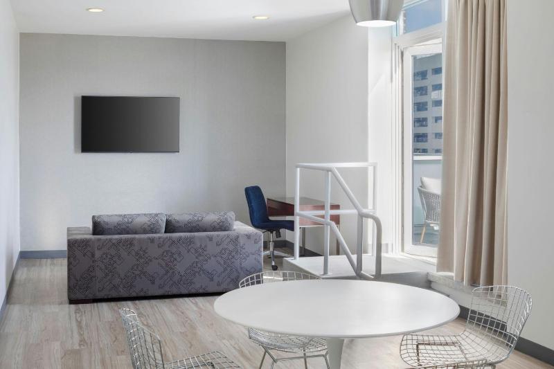 Presidential Suite, 1 King, River view, High floor, Balcony image 2
