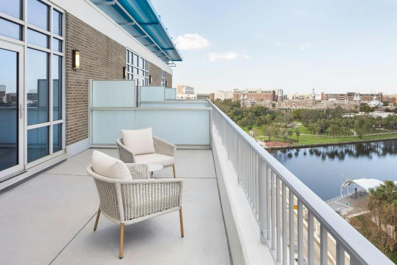 Suite, 1 King, City view, High floor, Balcony image 2