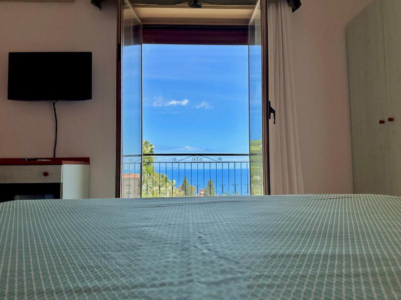Double or Twin Room with Sea View image 4