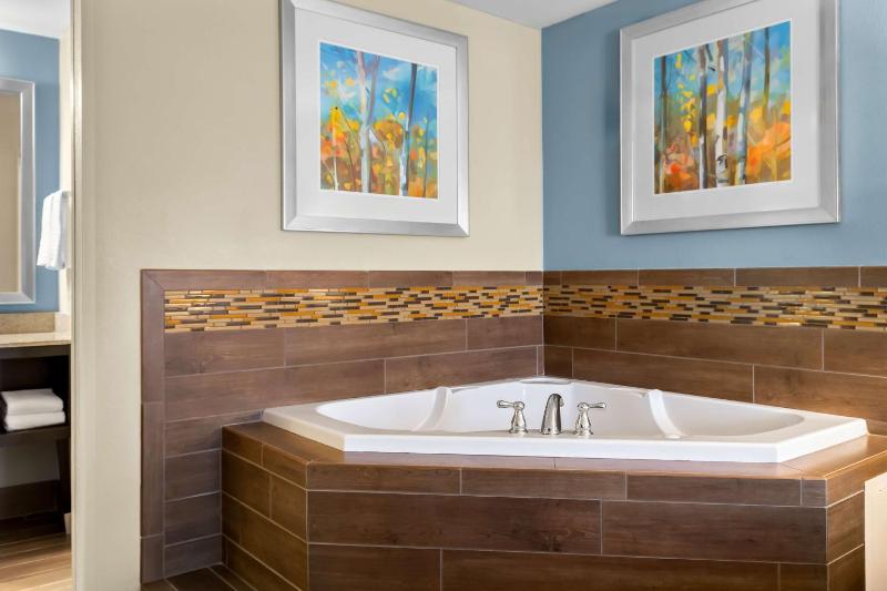 King Room with Hot Tub - Non-Smoking image 3