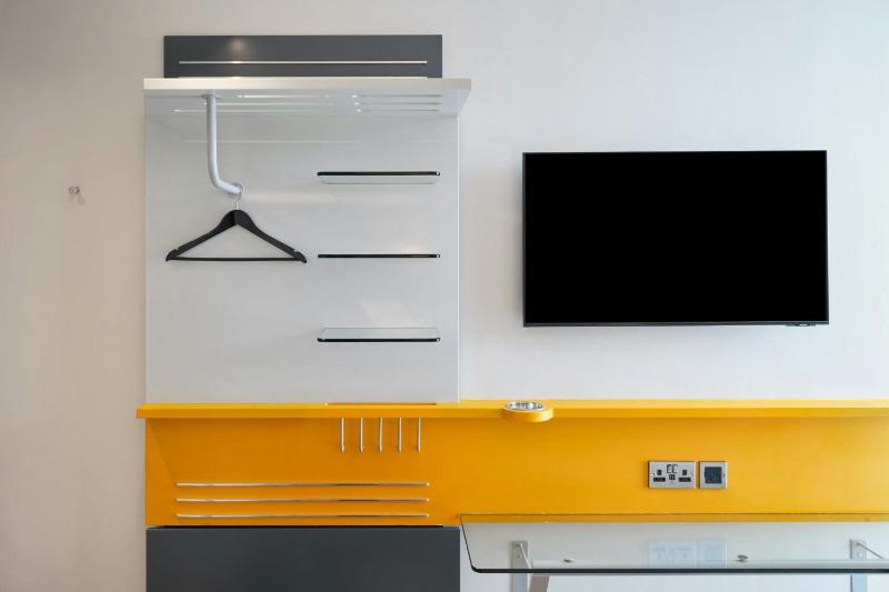 Efficient Bunk with Two Twin Beds and City View image 3
