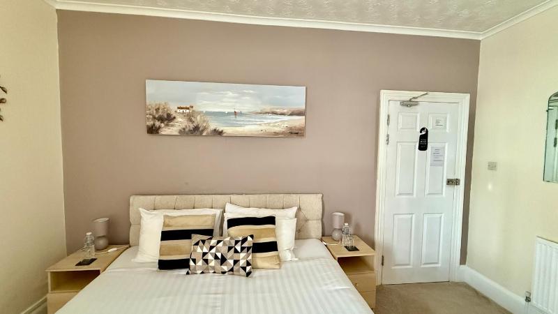 Queen Room image 3