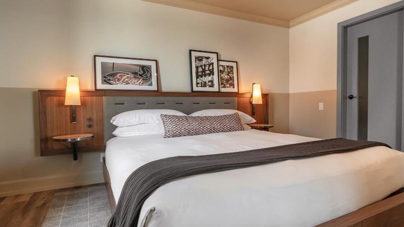 King Room with Partial Water View image 2