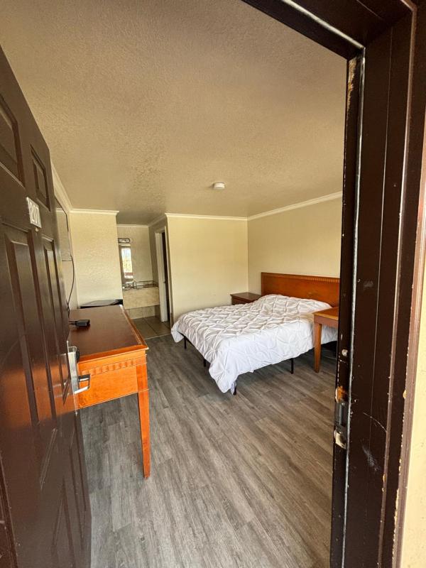 Queen Room - Non Smoking image 3