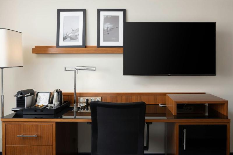 Business Twin Room - Top Floor image 4