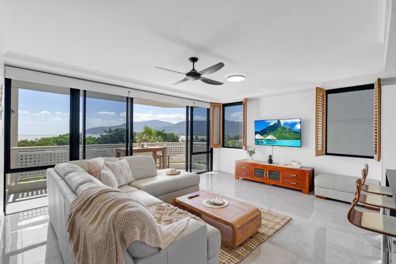 Belle Escapes Rydges Plaza Esplanade 54 with stunning ocean views - image 1