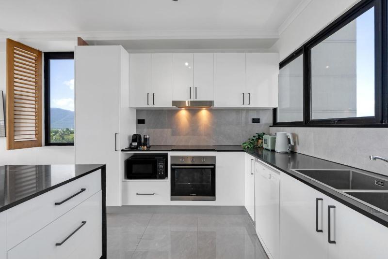 Belle Escapes Rydges Plaza Esplanade 54 with stunning ocean views - image 14