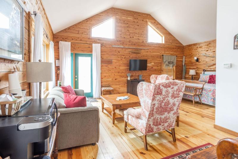 Deluxe King Suite image 4