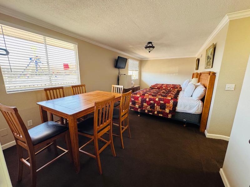 Family Room image 3