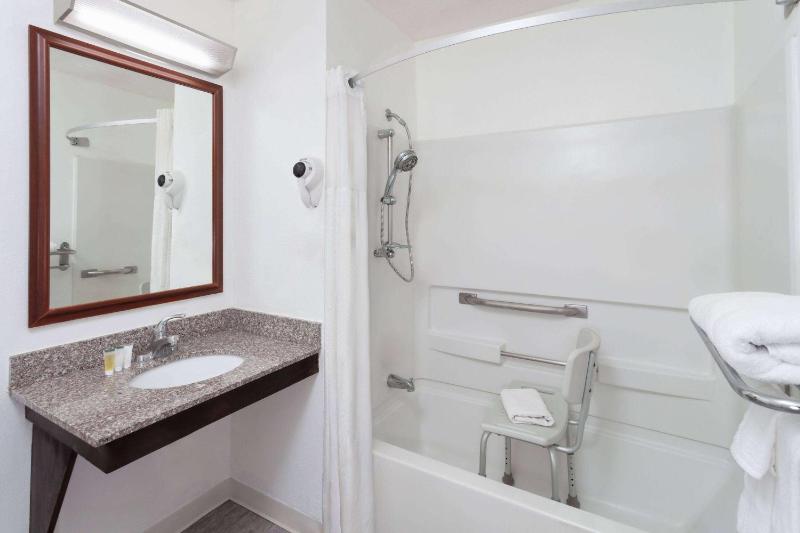 Queen Room - Mobility Access/Non-Smoking image 1