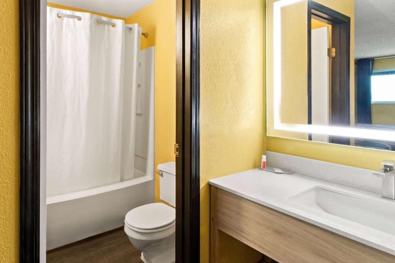 Queen Room with Two Queen Beds - Non-Smoking image 2