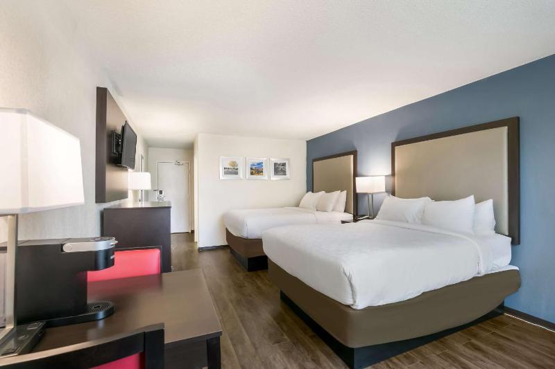 Standard Queen Room with Two Queen Beds - Non Smoking  image 2