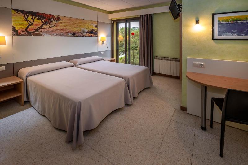 Twin Room image 4