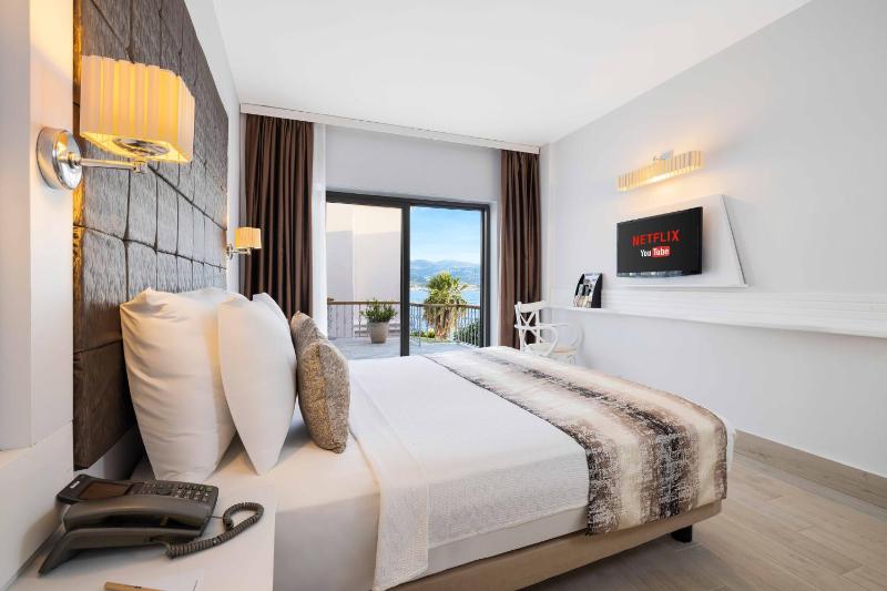 Family Two-Bedroom Apartment with View image 1